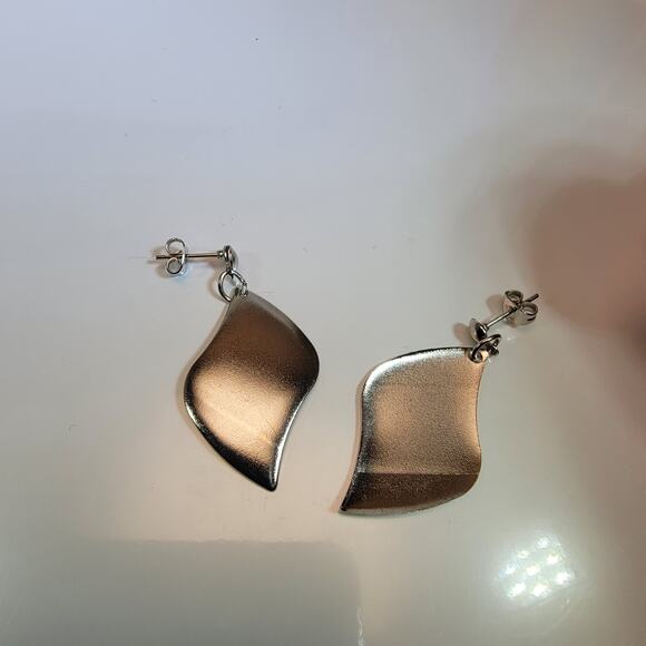 Vintage Silver Curved Leaf Earrings, Polished Finish, Modern Minimalist - Picture 4 of 10